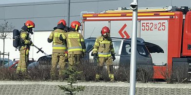 Pożar samochodu na parkingu supermarketu [ZDJĘCIA]-220320