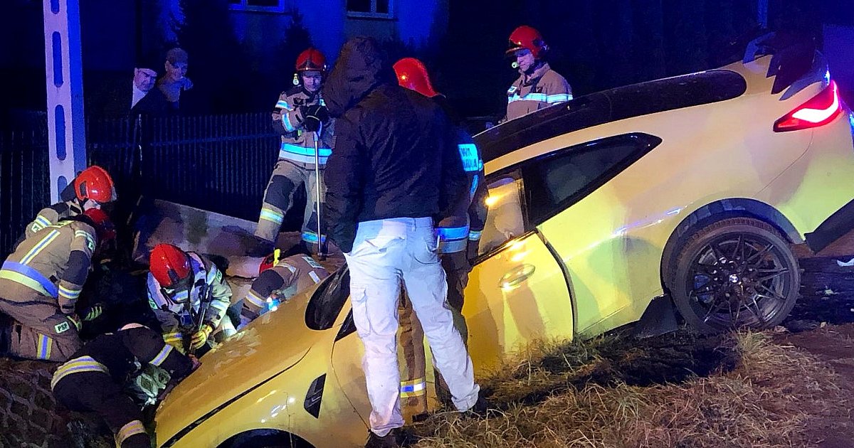 Nocny wypadek w Tarnobrzegu-Sobowie. BMW wylądowało w rowie [ZDJĘCIA]