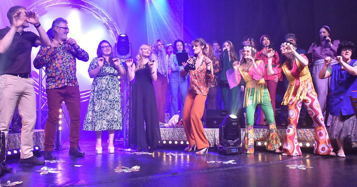 Piosenki sprzed lat w nowych aranżacjach i świetnym wykonaniu. Koncert "Kwiaty ojczyste" zachwycił publiczność [ZDJĘCIA]