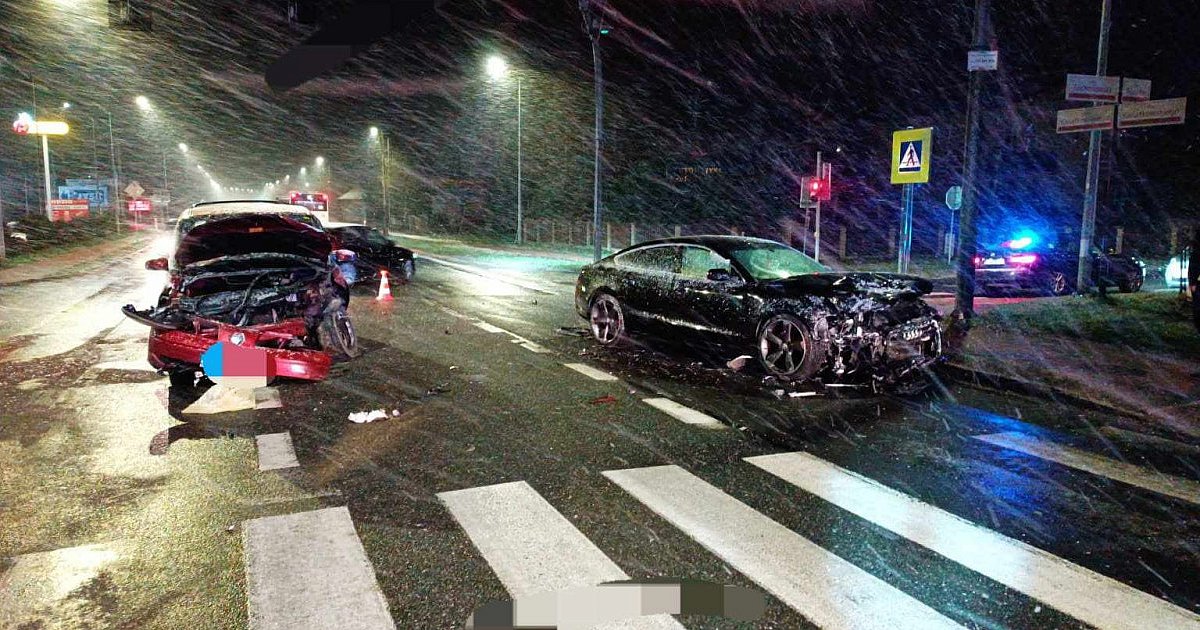 19-latek nie zatrzymał się na czerwonym świetle. Uderzył w auto, którym jechała matka z dwójką dzieci