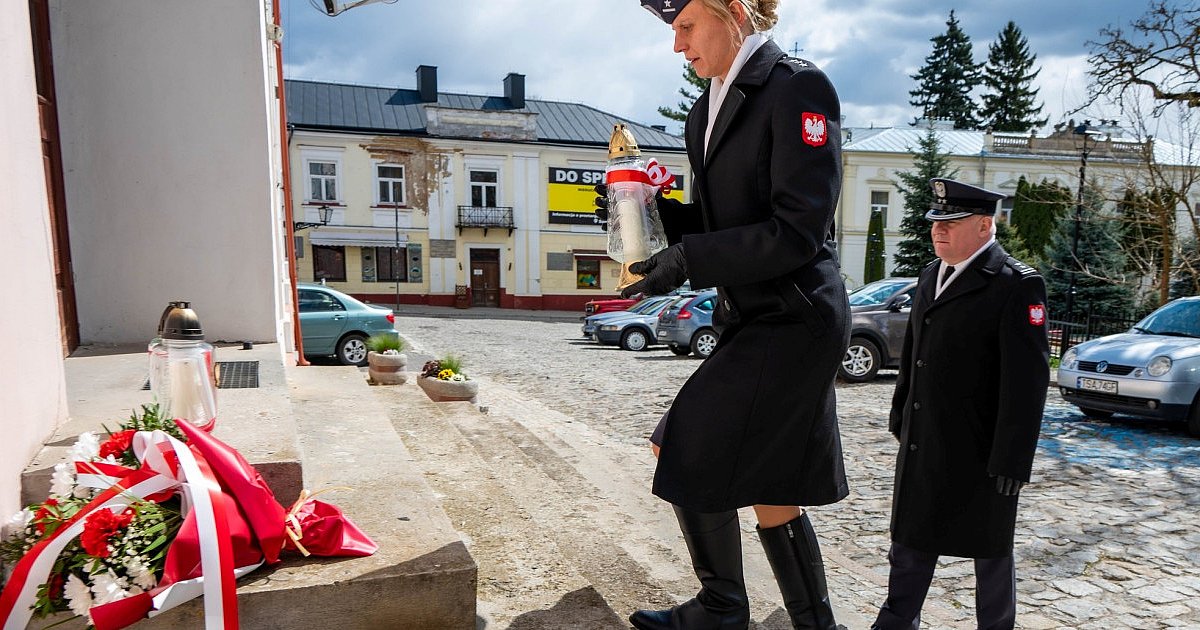 W 15. rocznicę katastrofy smoleńskiej. Sandomierzanie złożyli kwiaty pod tablicą upamiętniającą Piotra Nurowskiego
