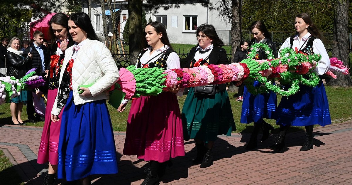 Dziecięca orkiestra, harcerze i kolorowe palmy. Niedziela Palmowa w Grębowie [ZDJĘCIA] [WIDEO]