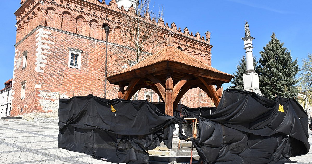 Sandomierska studnia znowu zasłonięta. Trwa drugi etap prac