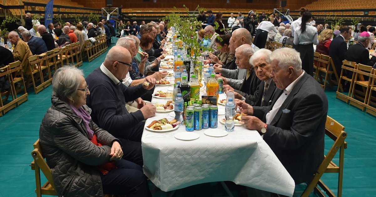 Miejskie Śniadanie Wielkanocne w Tarnobrzegu. Był poczęstunek i życzenia [ZDJĘCIA]