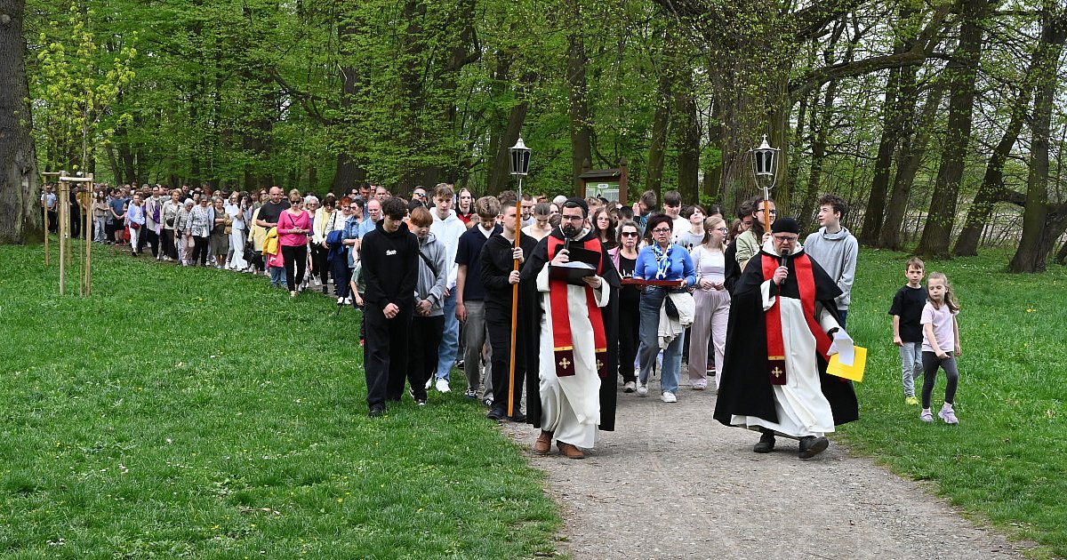 Tłumy wiernych na Drodze Krzyżowej w parku dzikowskim w Tarnobrzegu [ZDJĘCIA]