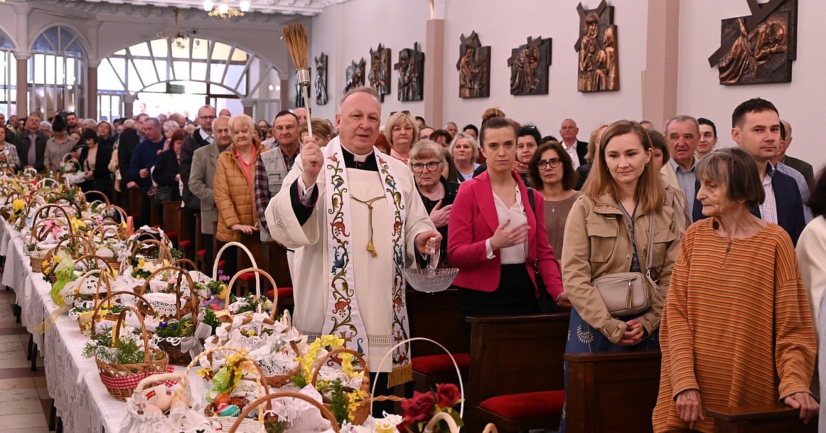 Święcenie pokarmów w parafii na tarnobrzeskim Serbinowie. Dzieci z Katolickiego Przedszkola przygotowały występ... [ZDJĘCIA]
