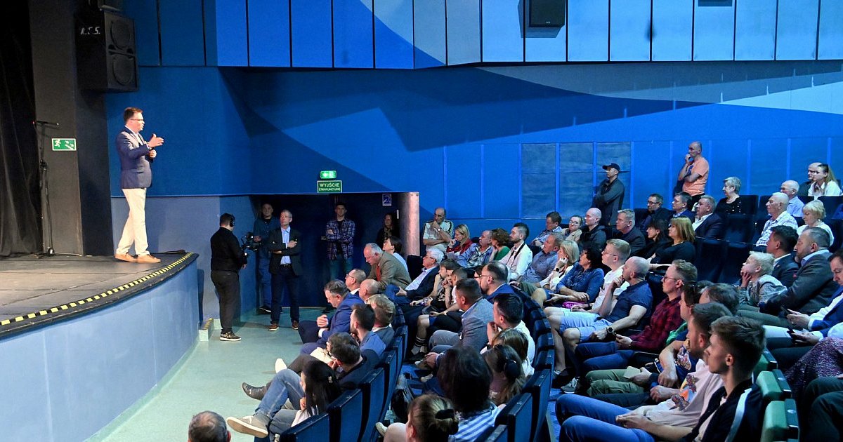 Szymon Hołownia spotkał się z mieszkańcami Tarnobrzega. Mówił o zmarłym papieżu, polityce, imigrantach i szansie na zmianę [ZDJĘCIA]