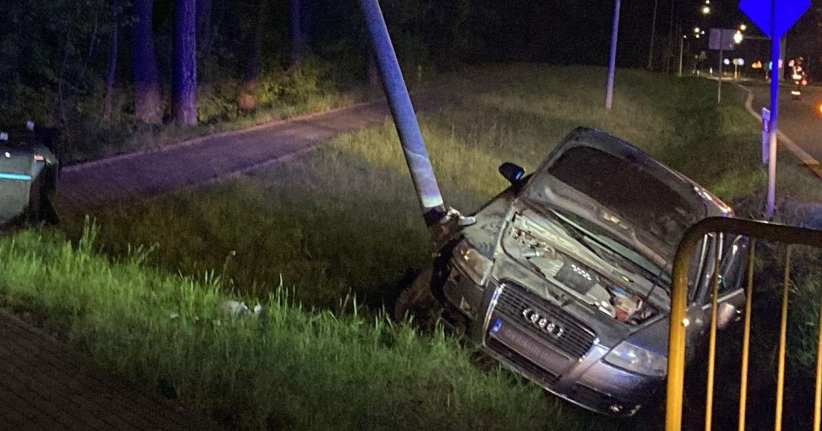 Wypadek na drodze krajowej nr 9 w Nowej Dębie. Kierowca zasnął [ZDJĘCIA]