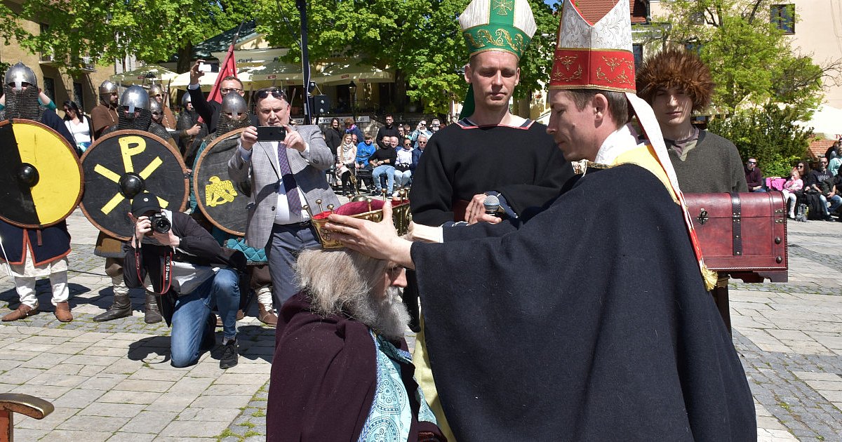 Bolesław Chrobry ukoronowany! Widowiskowa inscenizacja w Sandomierzu [ZDJĘCIA]
