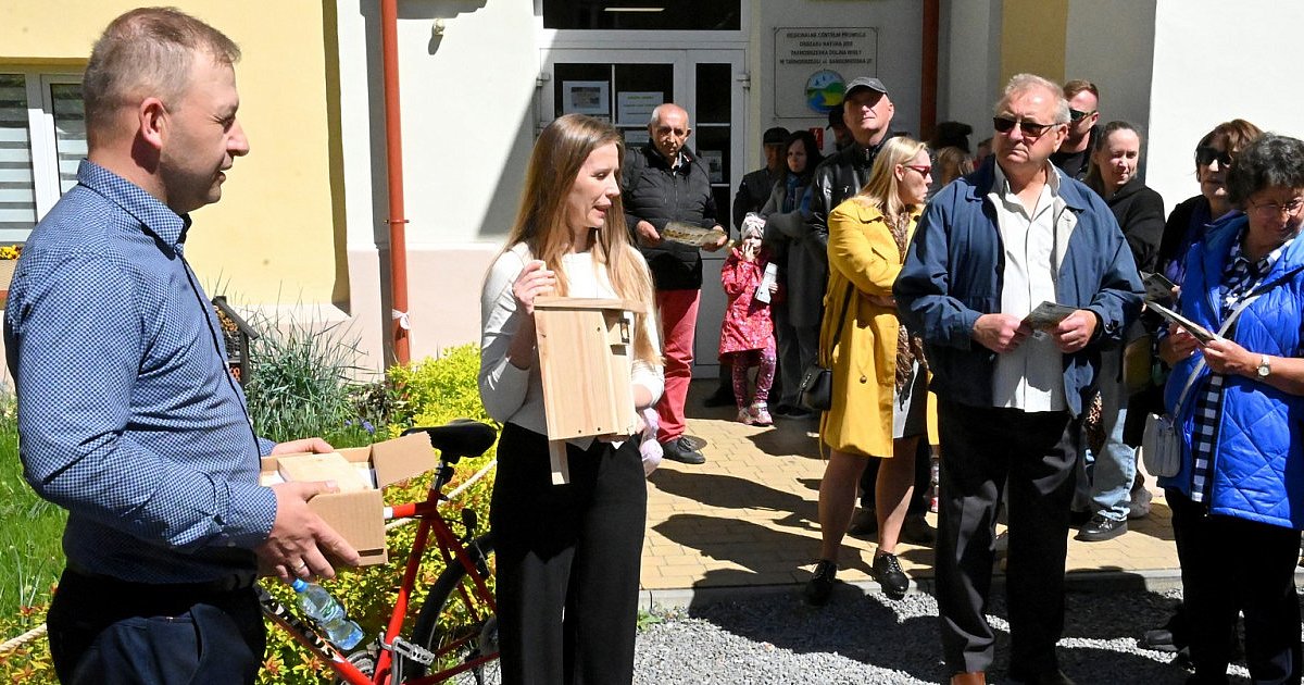 W Tarnobrzegu rozdawali budki dla ptaków. Chętnych nie zabrakło, a kolejka ustawiła się na godzinę przed akcją [ZDJĘCIA]
