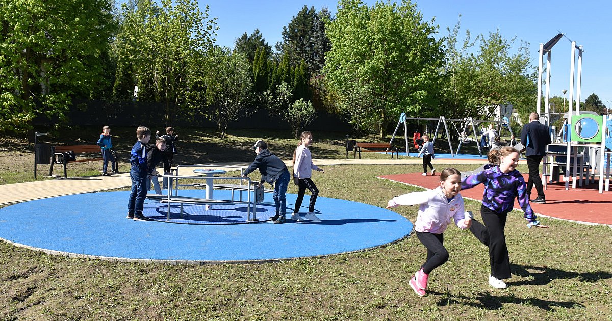 Integracyjny plac zabaw już otwarty. To pierwszy taki obiekt w Sandomierzu  [ZDJĘCIA]