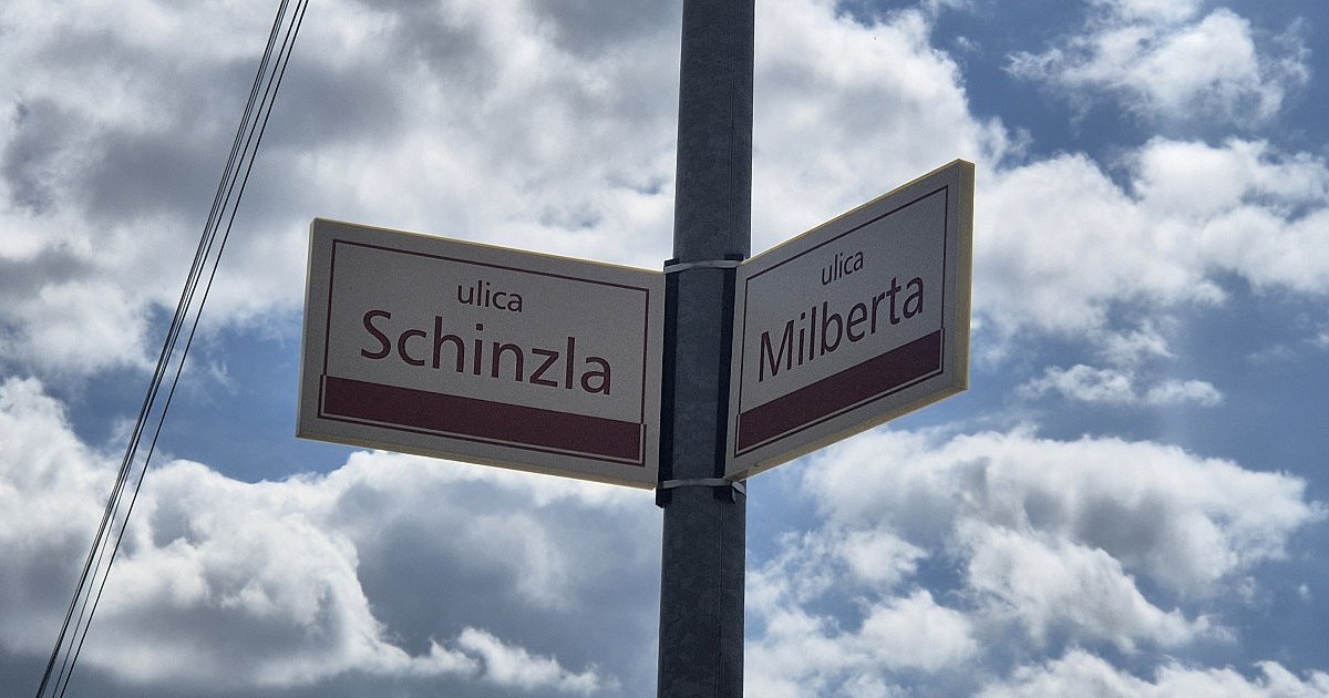 Z beżowej i brązowej na granatową. Sandomierz zmienia kolorystykę tablic