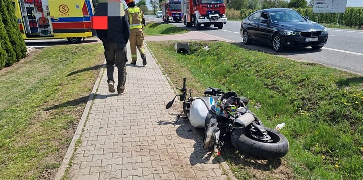 Zderzenie osobówki z motocyklem na DK nr 77  [ZDJĘCIA]-221800