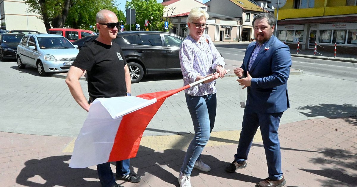 W Tarnobrzegu rozdawali flagi z okazji Święta Flagi. Chętnych na ich otrzymanie nie brakowało [ZDJĘCIA]