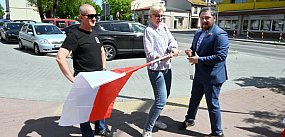 W Tarnobrzegu rozdawali flagi z okazji Święta Flagi