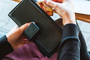 Emeryci coraz częściej rezygnują z gotówki. Wiemy, dlaczego-221827