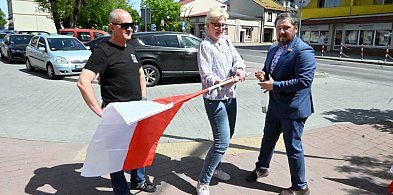 W Tarnobrzegu rozdawali flagi z okazji Święta Flagi [ZDJĘCIA]-221845