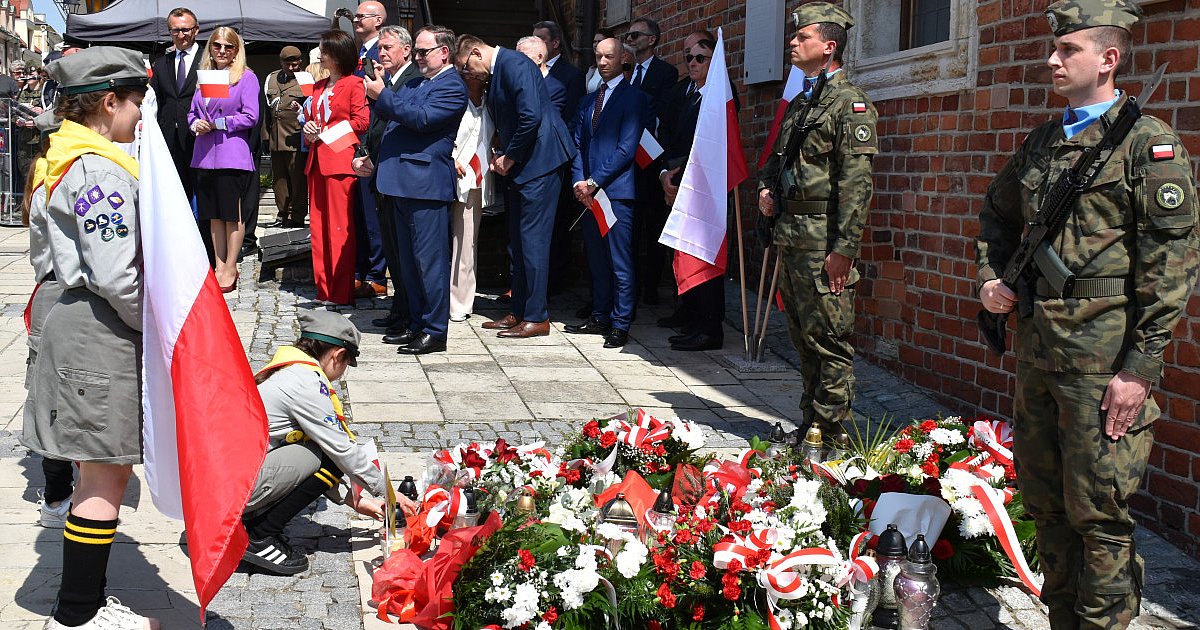 Nie ma rzeczy ważniejszej niż ojczyzna. Sandomierzanie i turyści świętowali rocznicę uchwalenia Konstytucji 3 maja [ZDJĘCIA]