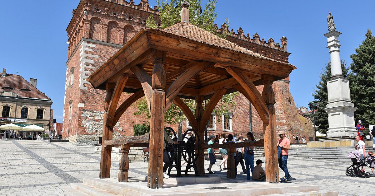 Staromiejska studnia prezentuje się już w pełnej krasie. Fotografuje się przy niej wielu turystów [ZDJĘCIA]