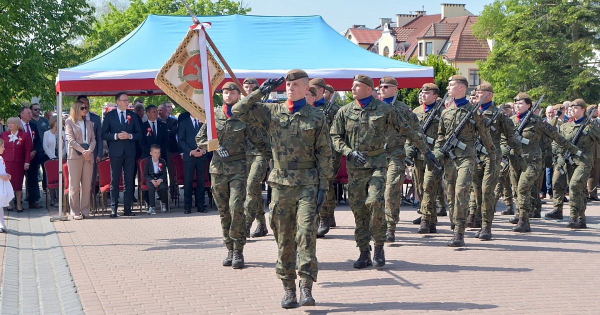 Tak Tarnobrzeg świętował rocznicę Konstytucji 3 Maja. Był nawet uroczysty polonez! [ZDJĘCIA]