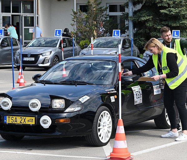 Zabytkowe pojazdy zawitały do Tarnobrzega: sportowa próba na placu WORD [FOTO]-221856