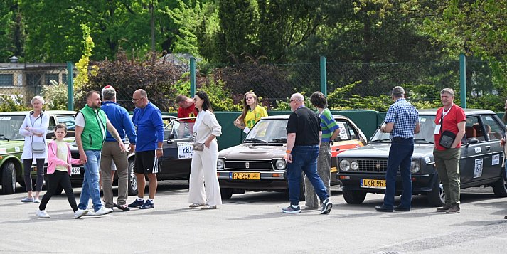 Zabytkowe pojazdy zawitały do Tarnobrzega: sportowa próba na placu manewrowym WORD [FOTO]