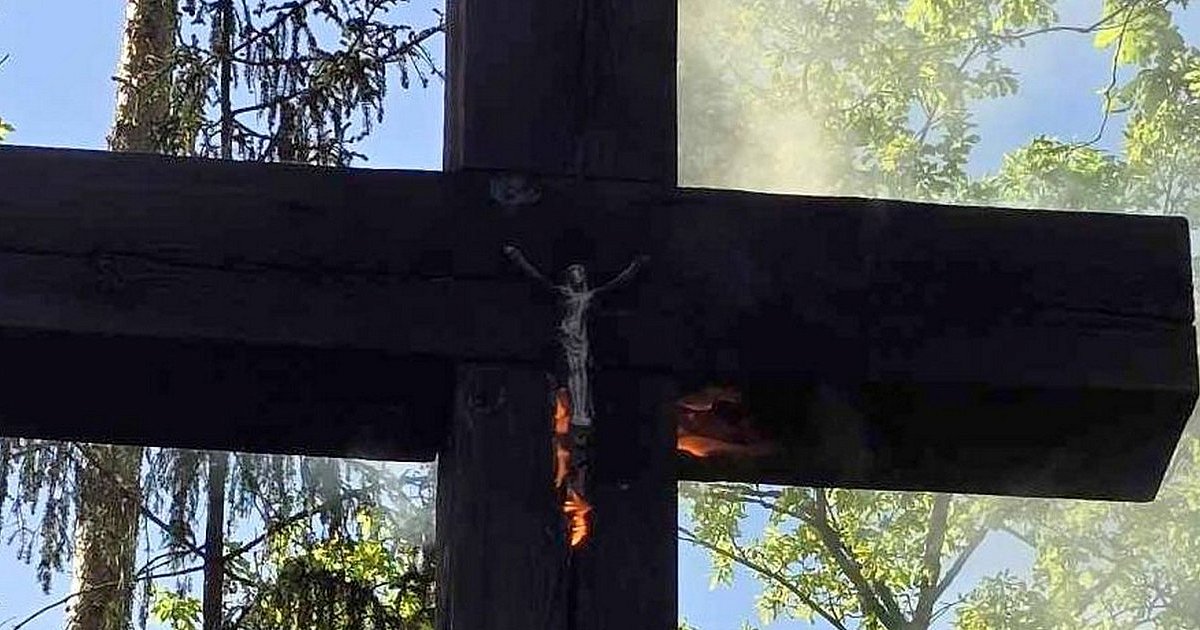 Leśny krzyż w płomieniach. Co stało się na uroczysku koło Zaklikowa niedaleko Stalowej Woli?
