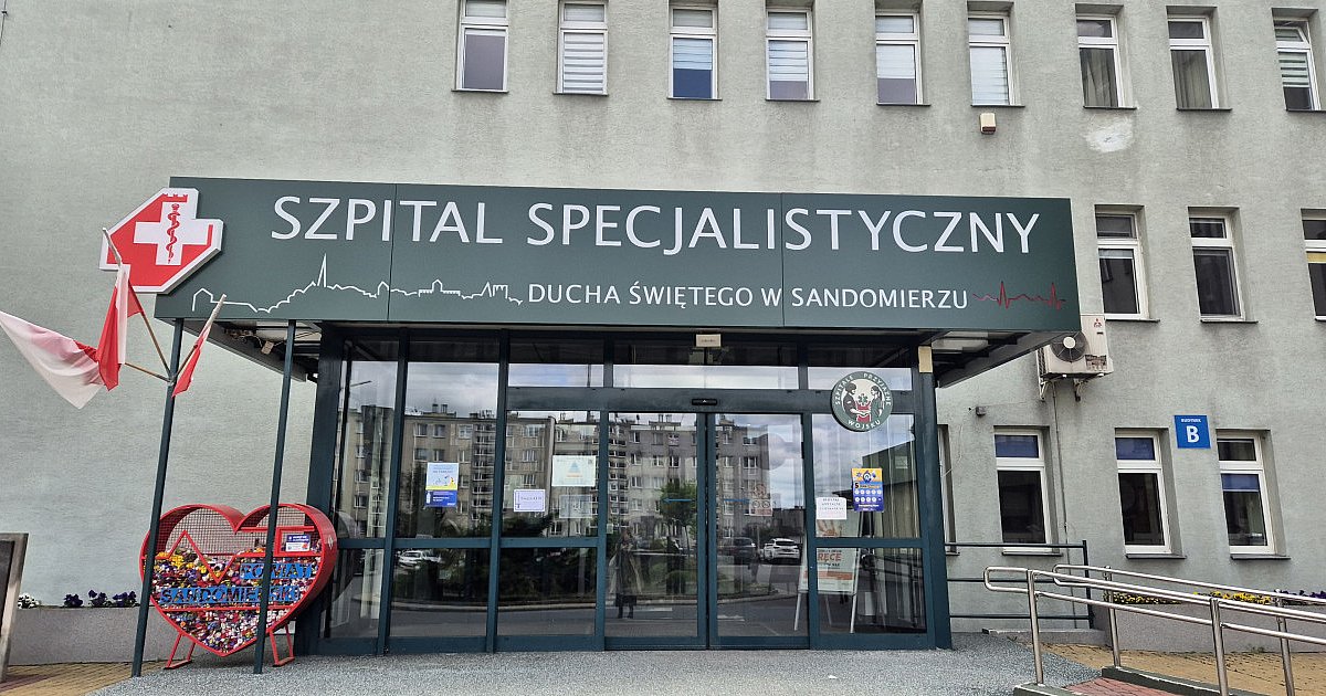 Sandomierski szpital z nowym szyldem. Przypomina on o włączeniu lecznicy do wojskowej sieci