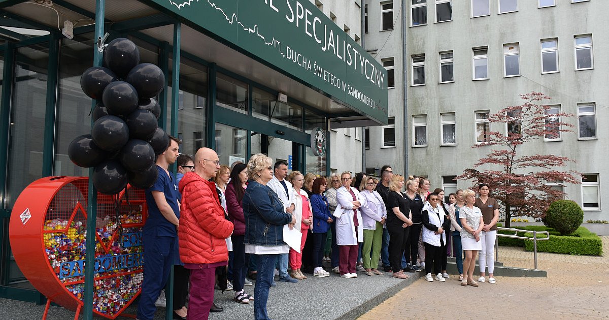 Manifestacja przed szpitalem w Sandomierzu. - Trzeba wreszcie postawić tamę agresywnym zachowaniom - mówili pracownicy