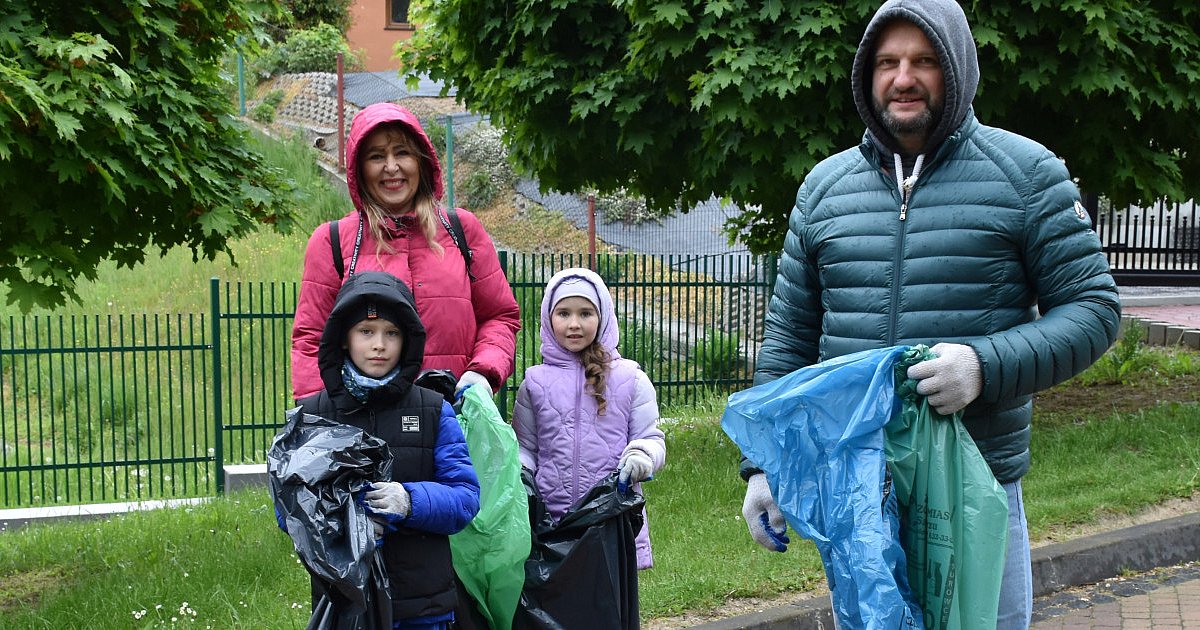 Zależy im na tym, aby miasto  było czyste. Wspólnie posprzątali Sandomierz [ZDJĘCIA]