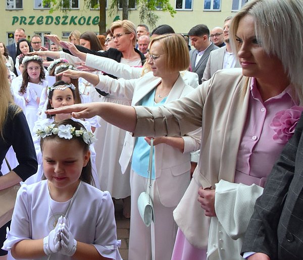 Pierwsza Komunia Święta w parafii Chrystusa Króla w Tarnobrzegu [ZDJĘCIA]-222052