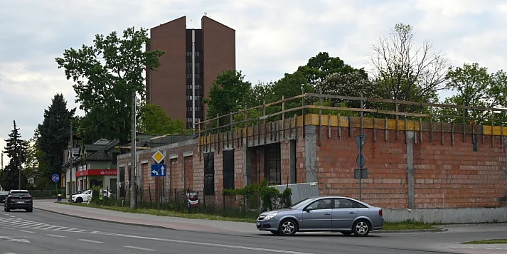 Wznowiono prace budowlane w centrum Tarnobrzega. Będzie tylko jedno piętro? [FOTO]