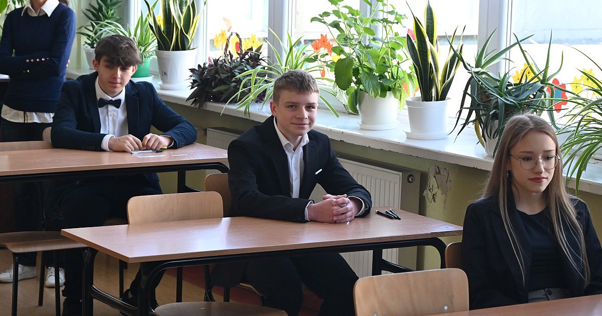 Uczniowie Szkoły Podstawowej nr 10 w Tarnobrzegu rozpoczęli egzamin ósmoklasisty [ZDJĘCIA]