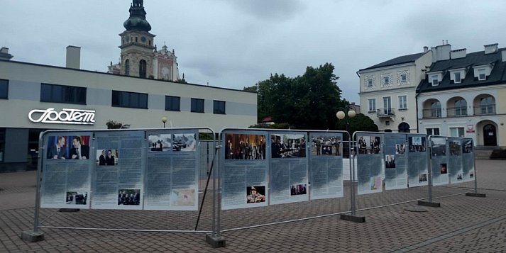 Awantura o wystawę w centrum Tarnobrzega. Czy to element kampanii wyborczej?