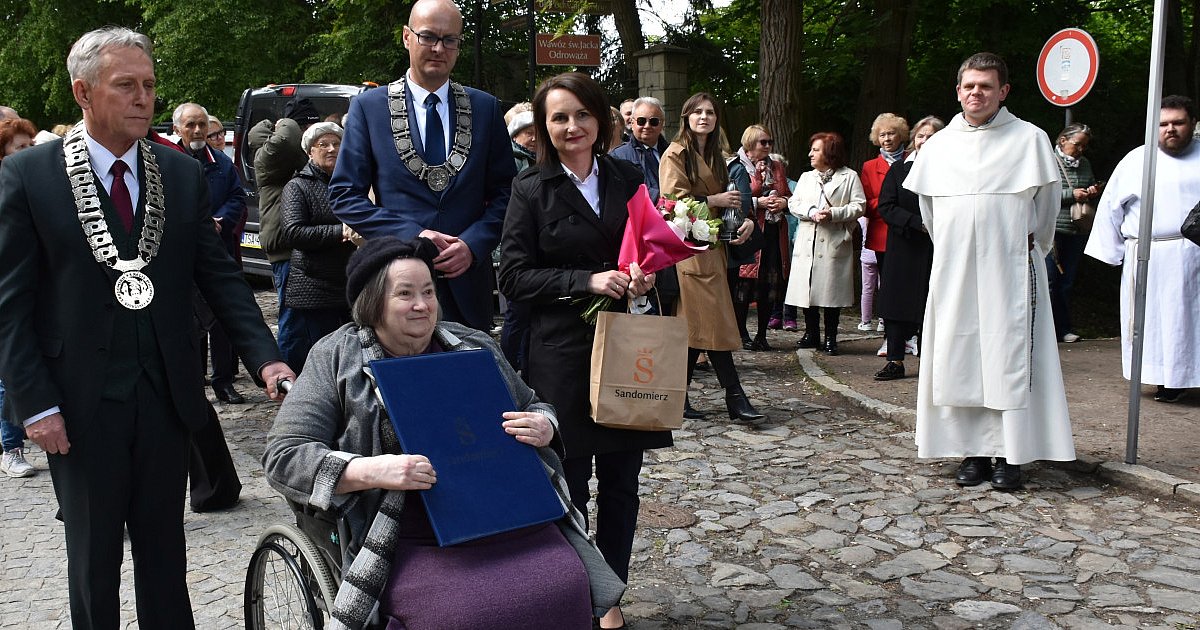 Ojciec Tytus Piłat uhonorowany najważniejszym sandomierskim tytułem. Zakonnika upamiętnia również ławeczka [ZDJĘCIA]