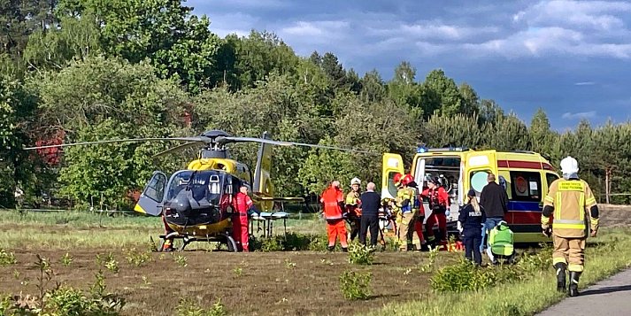Troje dzieci rannych w wypadku w Durdach, konieczne było wezwanie śmigłowca LPR