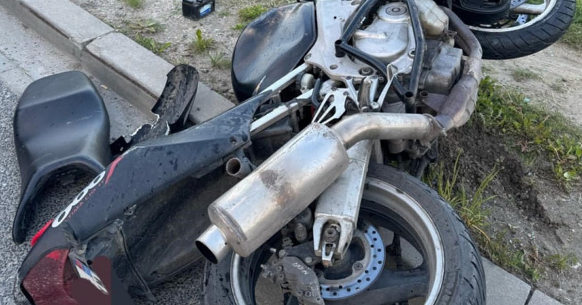 Zderzenie motocykla z osobówką w Sandomierzu, jedna osoba w szpitalu
