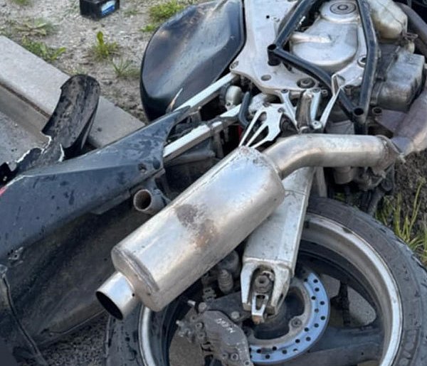 Zderzenie motocykla z osobówką w Sandomierzu, jedna osoba w szpitalu-222311