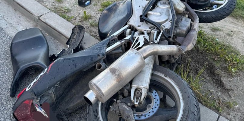 Zderzenie motocykla z osobówką w Sandomierzu, jedna osoba w szpitalu - 222311