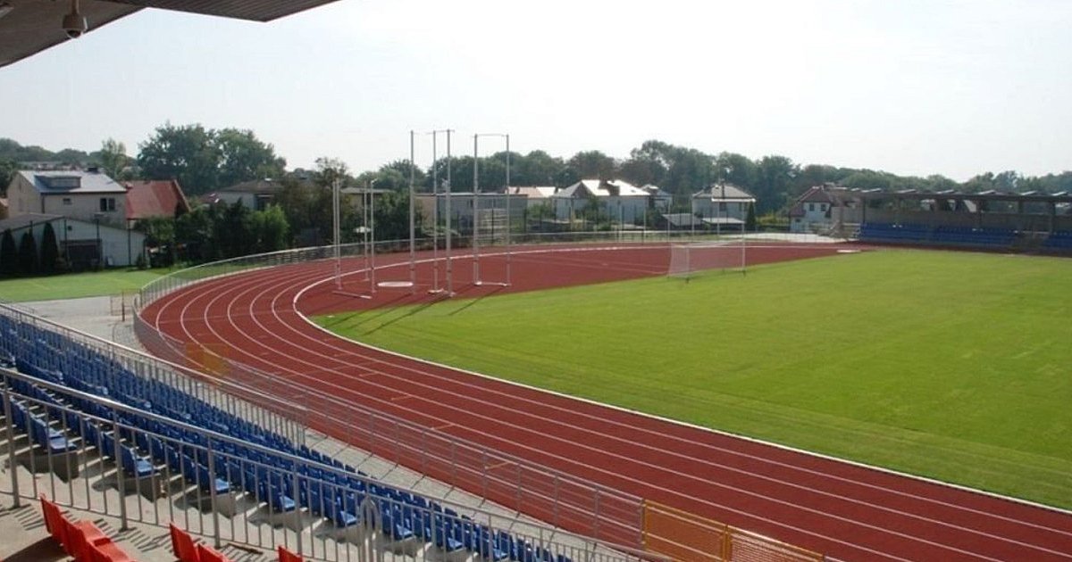 Remont sandomierskiego stadionu coraz bliżej. Najpierw uszczelnienie i walka z zawilgoceniem