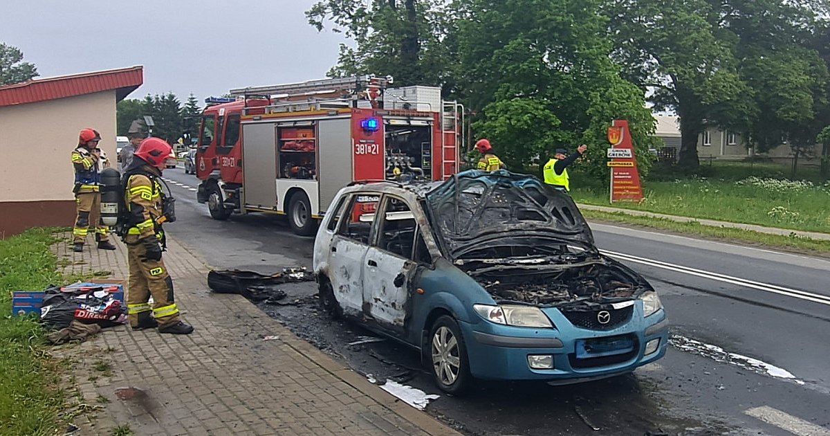 Pożar auta w Stalach, na drodze Tarnobrzeg - Stalowa Wola. W bagażniku była butla gazowa [ZDJĘCIA]