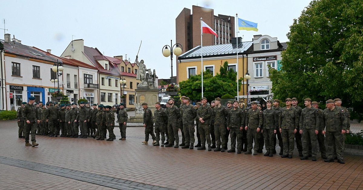 Strzelcy i żołnierze wyruszyli z Tarnobrzega upamiętnić legionową bitwę pod Konarami [ZDJĘCIA]