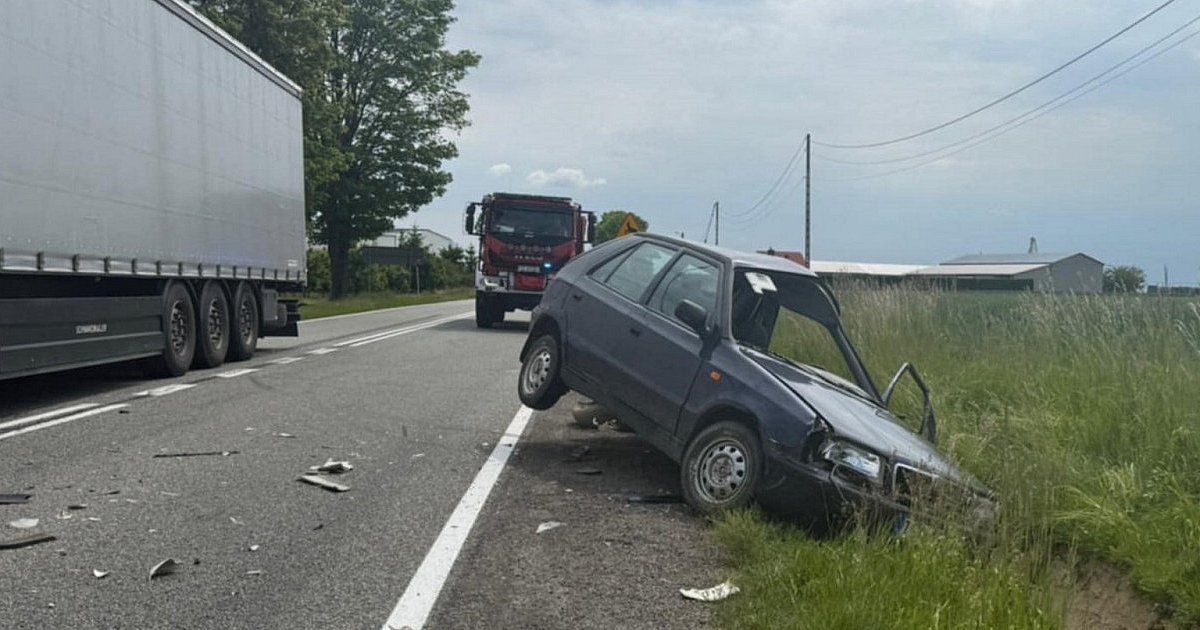 Groźny wypadek na DK79. 19-latka wjechała skodą w ciężarówkę [ZDJĘCIA]