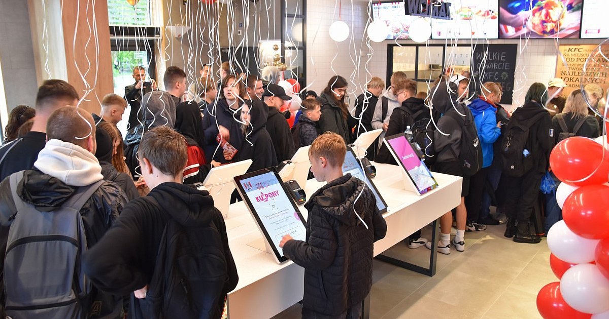 Tłumy na otwarciu KFC w Tarnobrzegu. Zobacz, jak wygląda lokal [ZDJĘCIA]