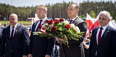 Karol Nawrocki pod pomnikiem Rzezi Wołyńskiej-222678
