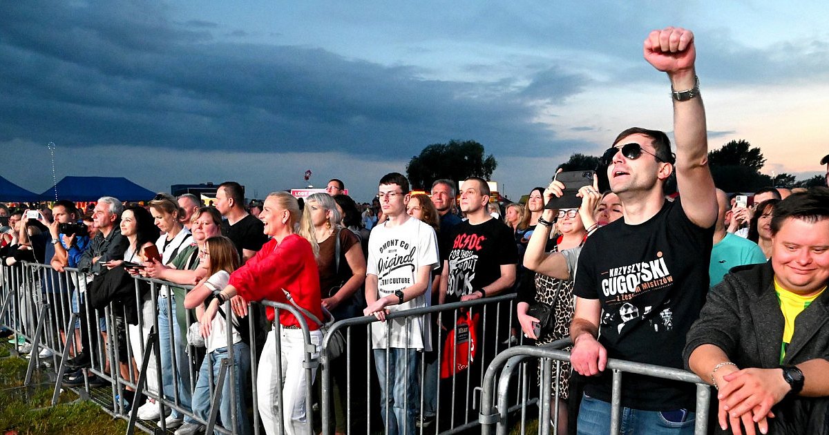 Dni Tarnobrzega 2025 - Krzysztof Cugowski i Sarsa porwali publiczność. Zobaczcie jak bawił się Tarnobrzeg [ZDJĘCIA]