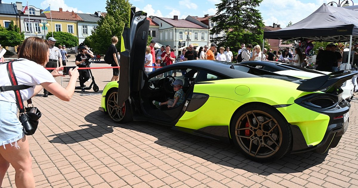 Lamborghini, Ferrari i McLaren na rynku w Tarnobrzegu. Niezwykła impreza w Dzień Dziecka [ZDJĘCIA]