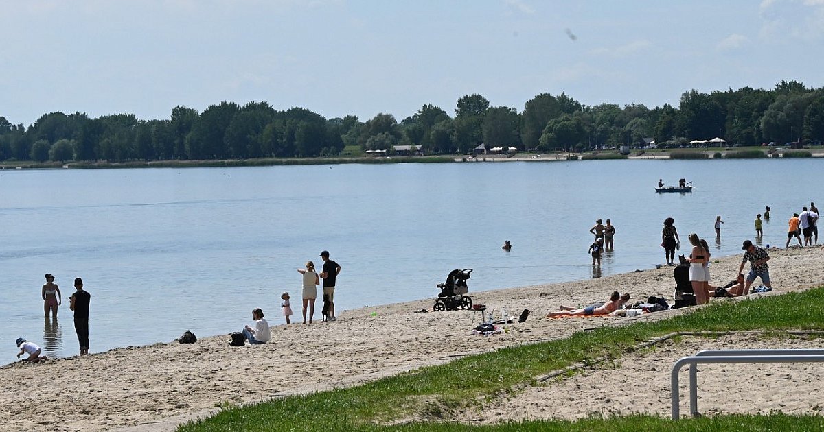 W końcu czuć lato! Nad Jeziorem Tarnobrzeskim pojawili się plażowicze i pierwsi miłośnicy kąpieli ZDJĘCIA]