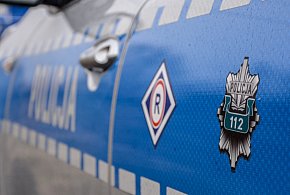 Wycieńczonego 52-latka znaleziono w polu pośród zarośli. Nie mógł się poruszać -222764