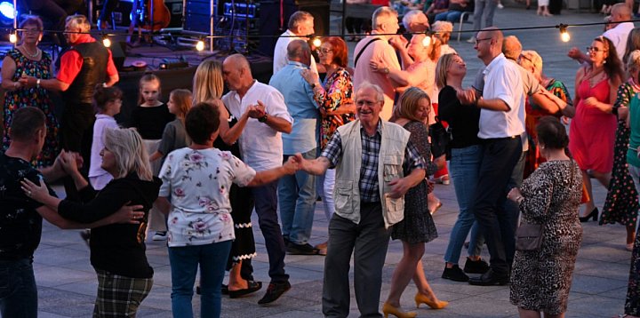 Potańcówka na Placu 3 Maja już w tę sobotę  -222793